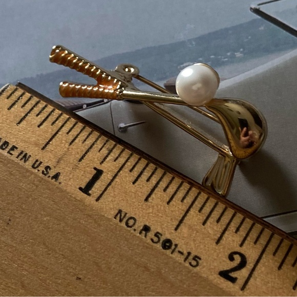 Elegant Gold and Pearl Brooch golfer - Picture 14 of 14